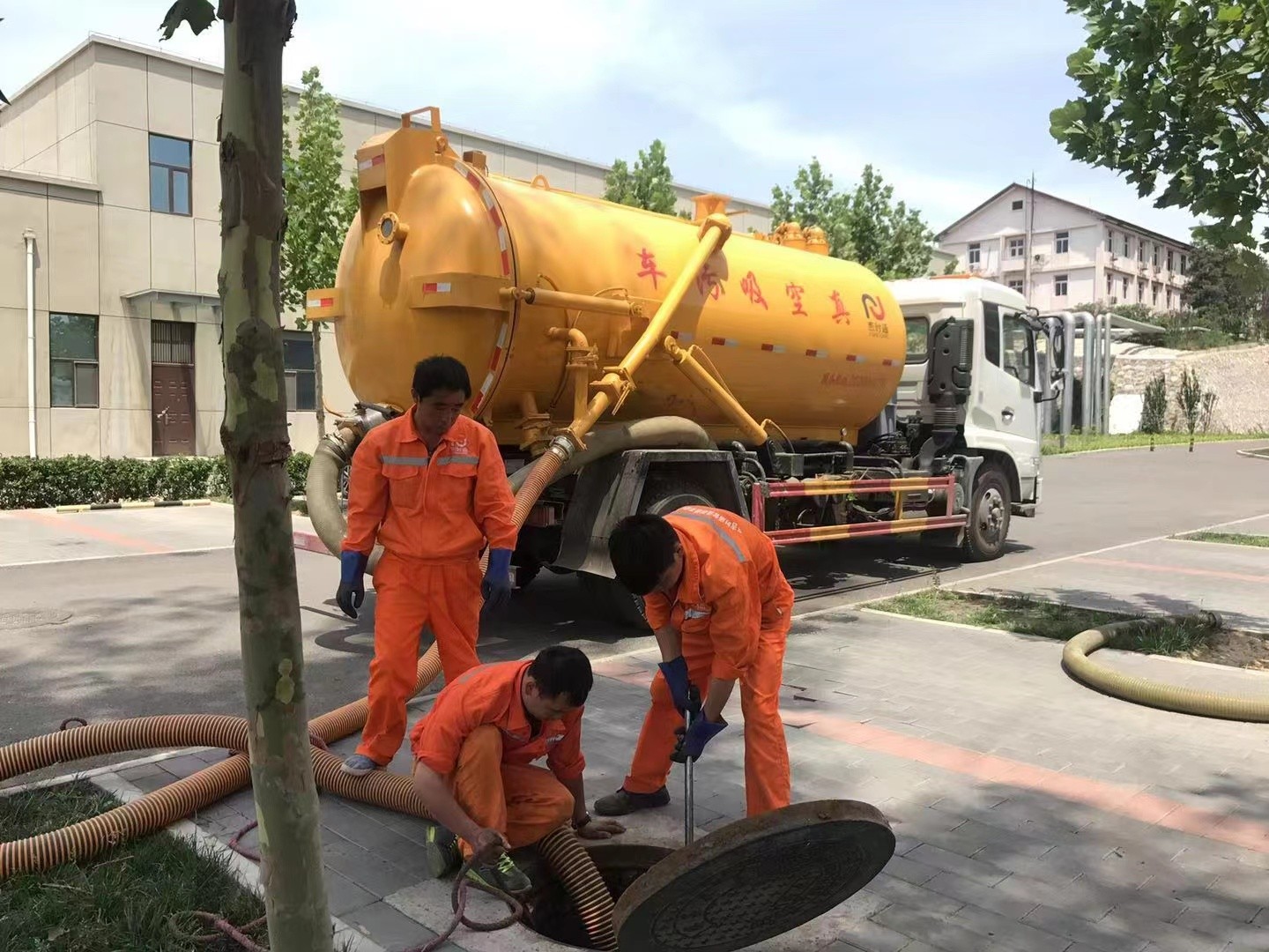 都江堰化粪池清理与5-8吨吸粪车施工效率分析